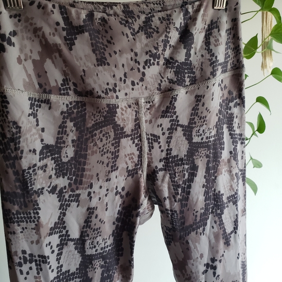 VIMMIA High Rise Long Printed Athletic Leggings Small - Picture 3 of 7